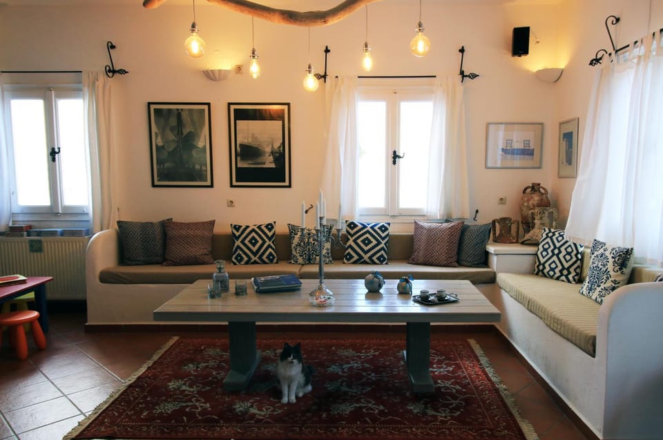 Restaurant/places to eat, Living room, Lobby or reception, Pets