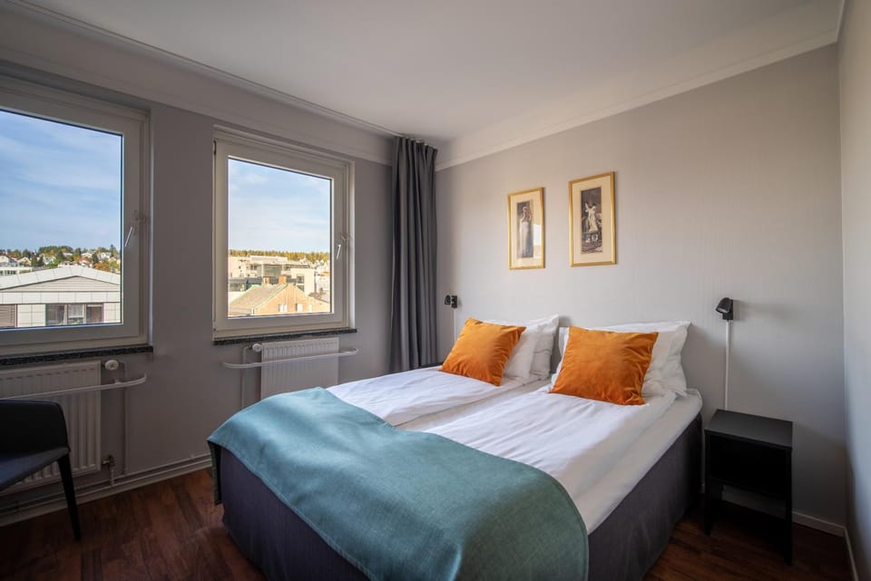 Nearby landmark, Bed, Photo of the whole room, Bedroom, Mountain view, Street view