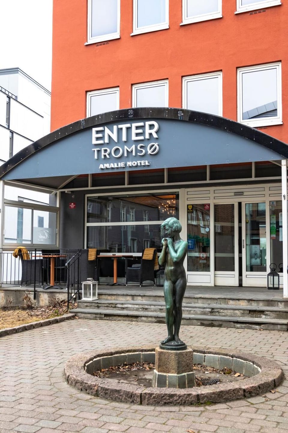 Property building, Facade/entrance, Day