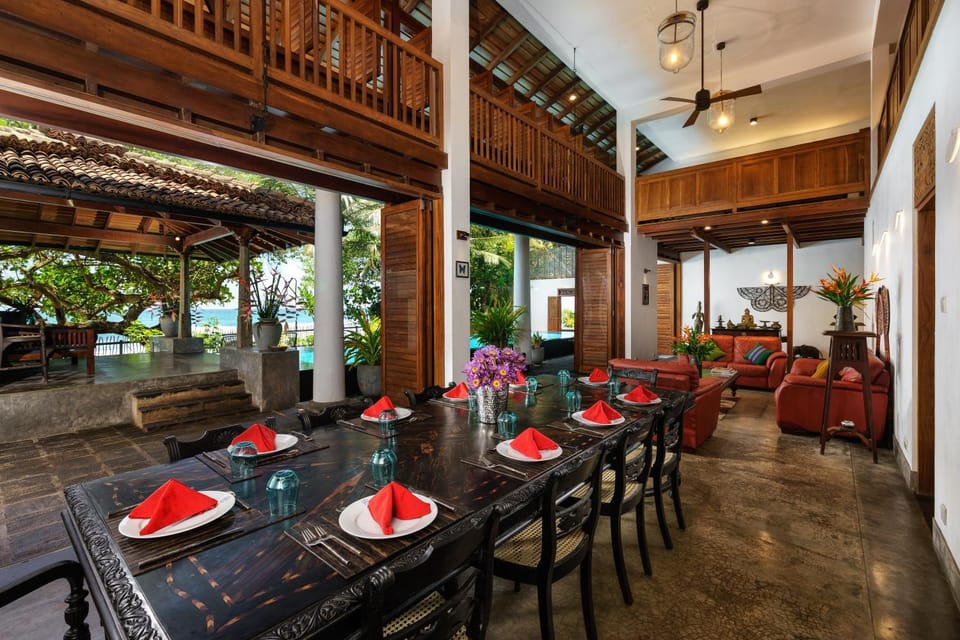 Restaurant/places to eat, Restaurant/places to eat, Dining area