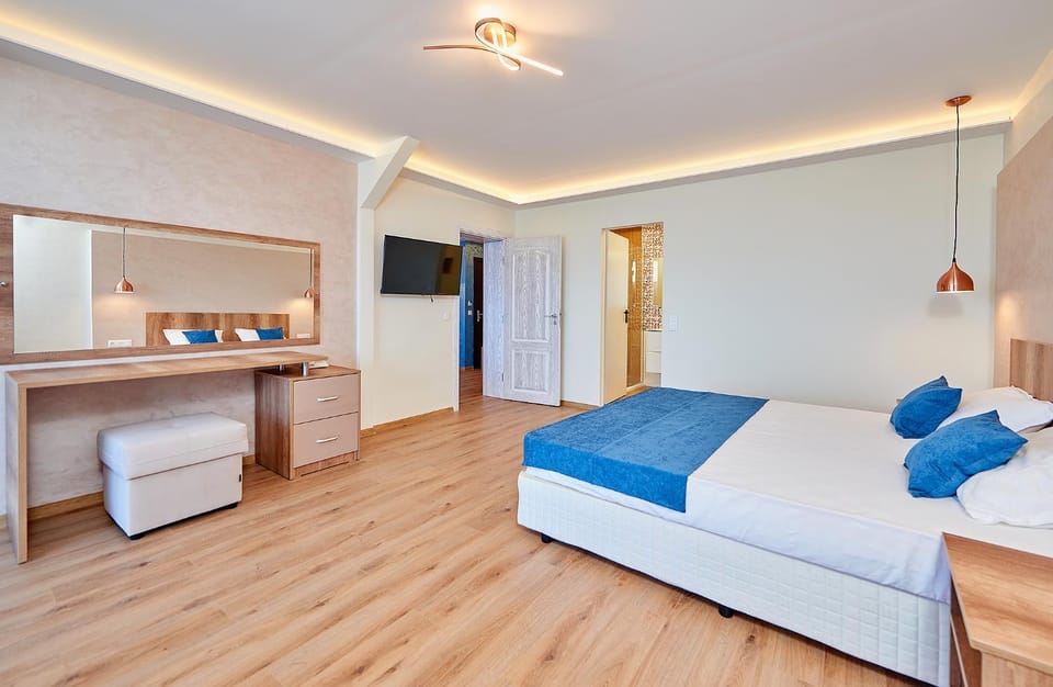 Bed, TV and multimedia, Photo of the whole room, Bedroom