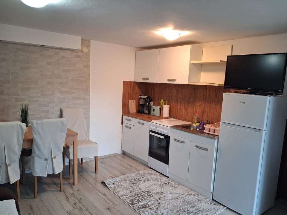 Kitchen or kitchenette, Dining area