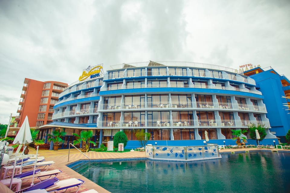 Property building, Swimming pool, Swimming pool