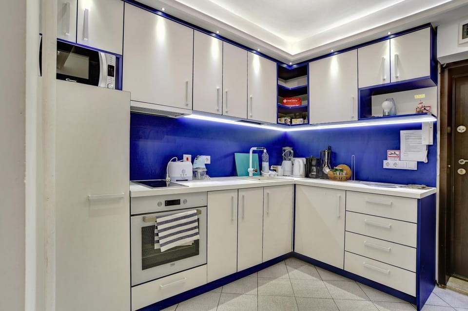 Coffee/tea facilities, Kitchen or kitchenette, oven, stove, toaster, kitchen, kitchen