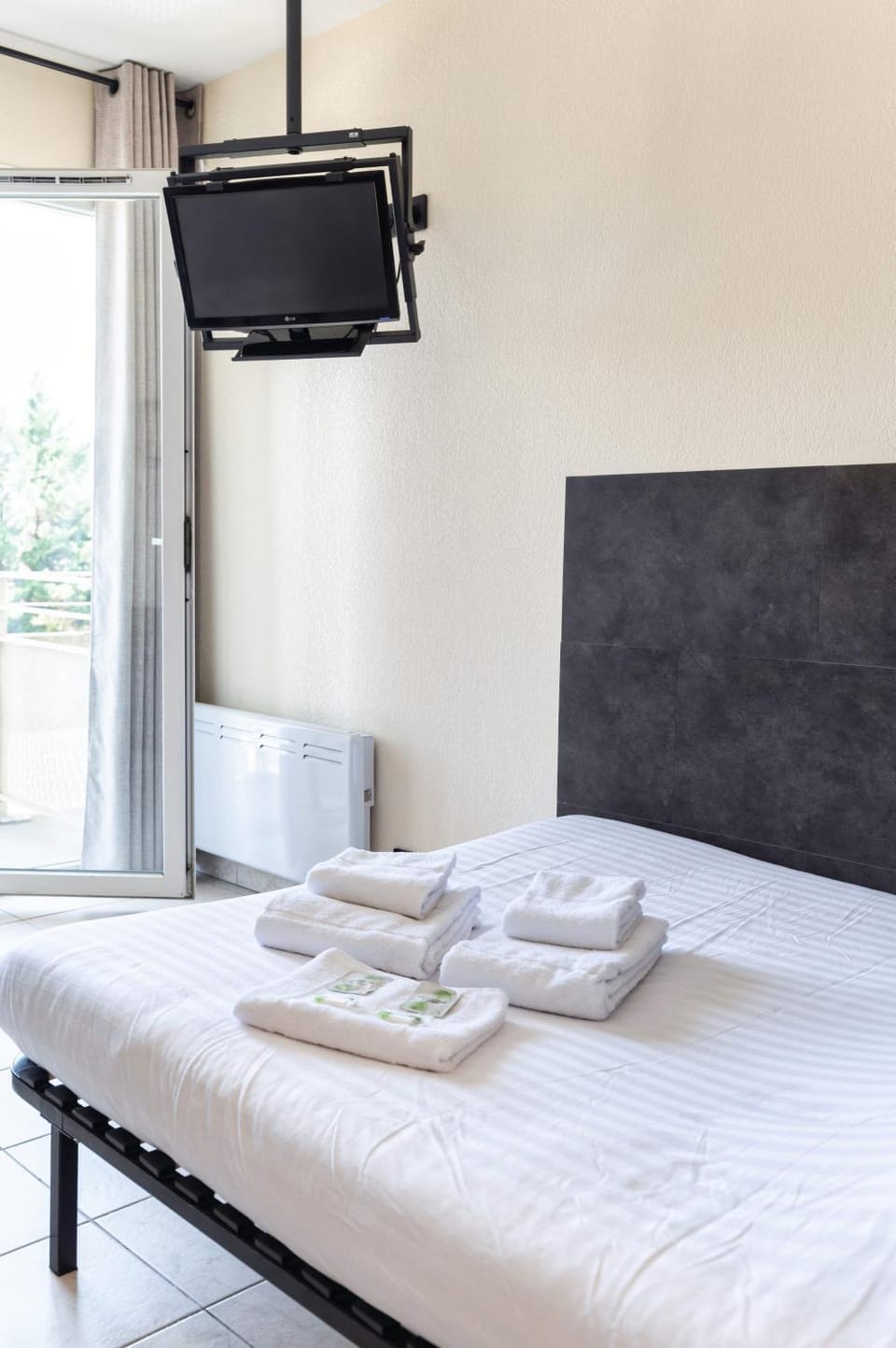 Bed, towels