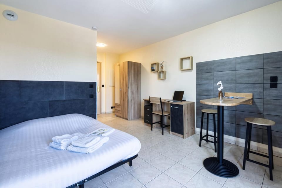 Bed, Photo of the whole room, Seating area, Bedroom