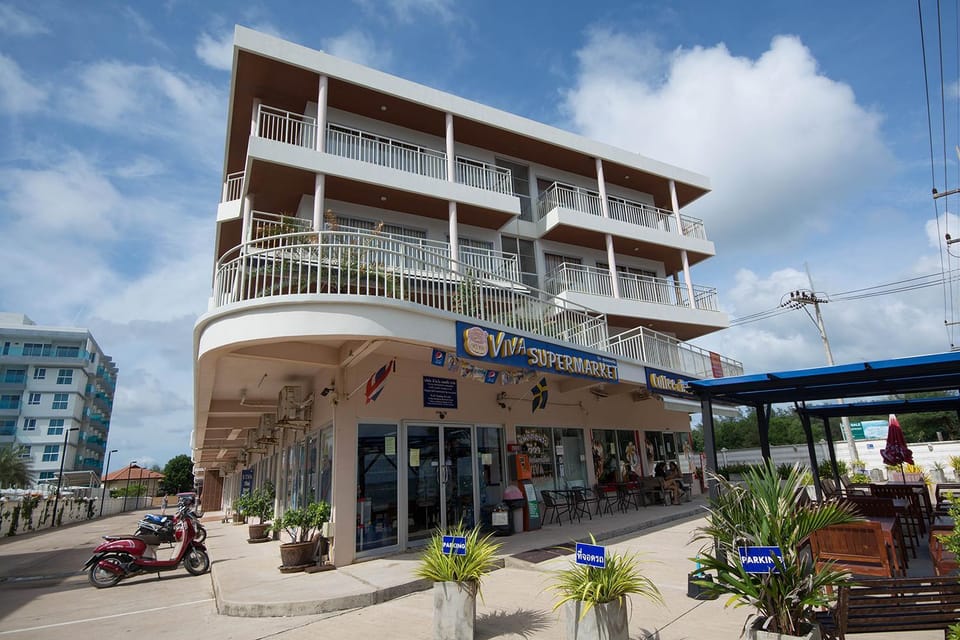 Restaurant/places to eat, On-site shops, Area and facilities