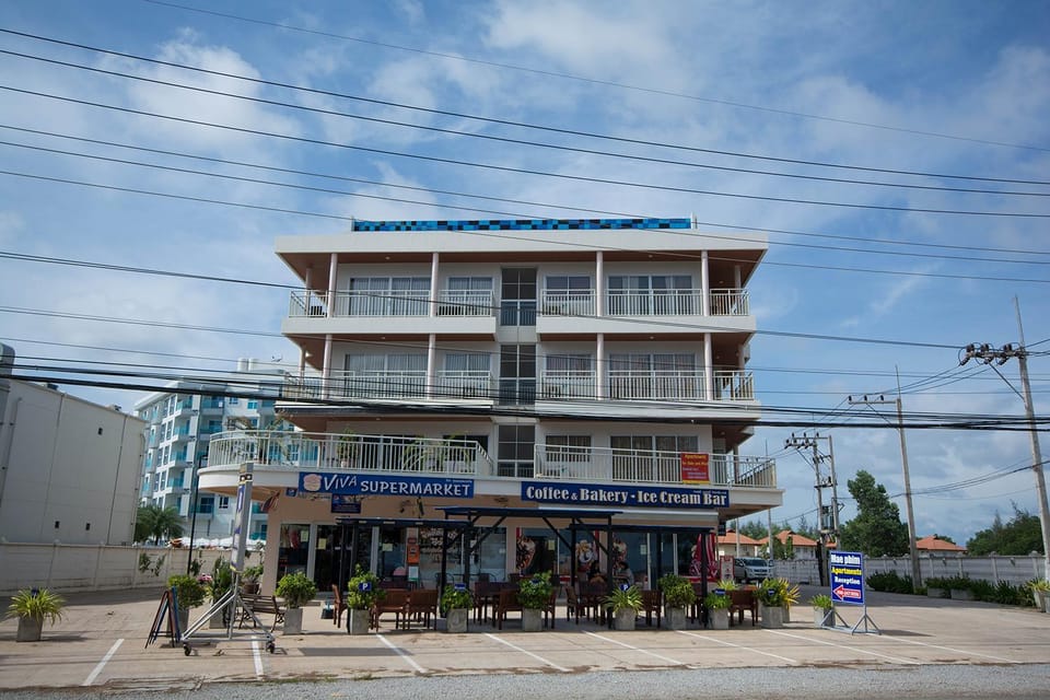 Restaurant/places to eat, On-site shops, Area and facilities