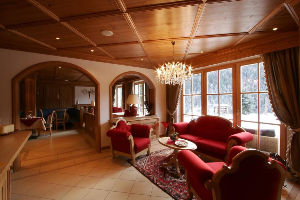 Communal lounge/ TV room, Lobby or reception