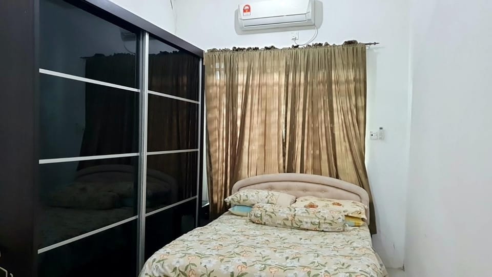 Bed, Photo of the whole room, Bedroom, wardrobe, air conditioner