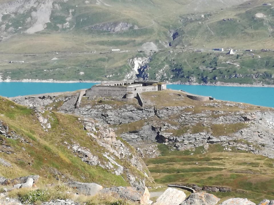 Natural landscape, Activities, Hiking, Cycling, Lake view