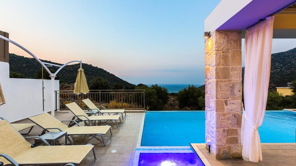 Patio, View (from property/room), Mountain view, Pool view, Swimming pool, sunbed