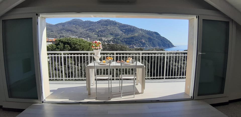Penthouse by the Sea Apartment in Levanto
