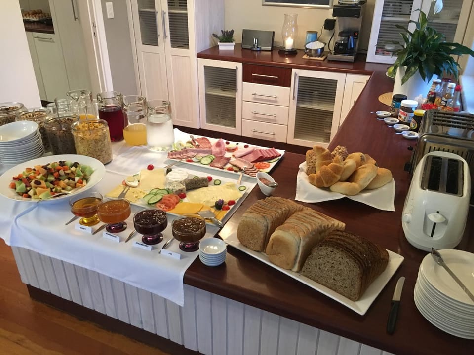 Breakfast, Continental breakfast, Buffet breakfast, English/Irish breakfast