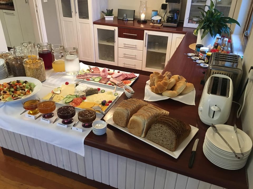 Continental breakfast, Buffet breakfast, English/Irish breakfast