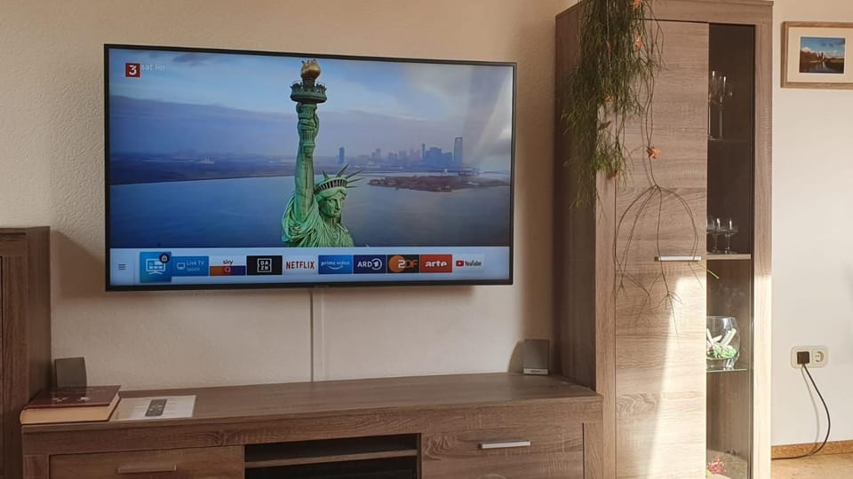 Communal lounge/ TV room, TV and multimedia