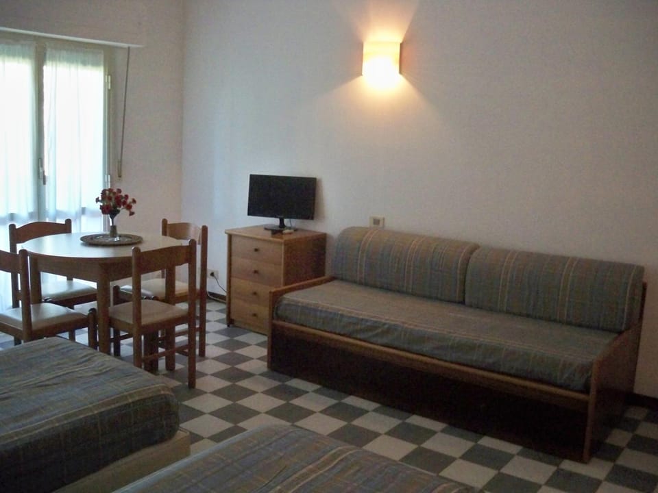 Day, Seating area