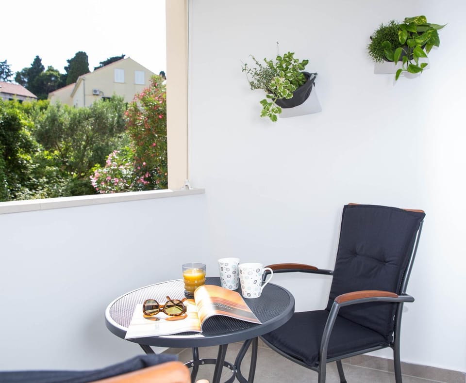 Balcony/Terrace, Street view