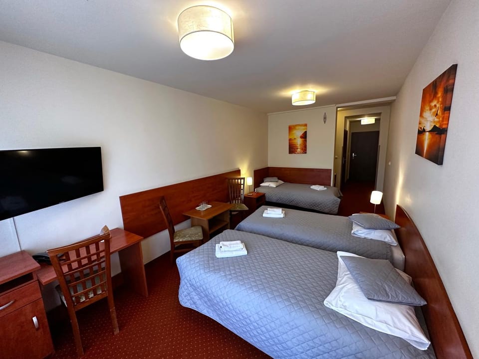 Bed, TV and multimedia, Photo of the whole room
