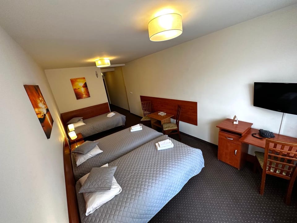 Bed, TV and multimedia, Photo of the whole room