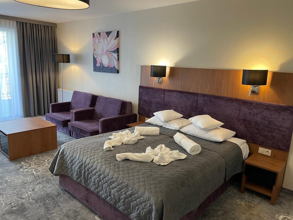 Bed, Photo of the whole room, towels