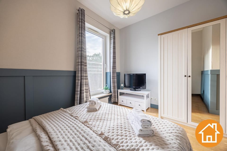 Bed, TV and multimedia, Photo of the whole room, Bedroom, towels, wardrobe