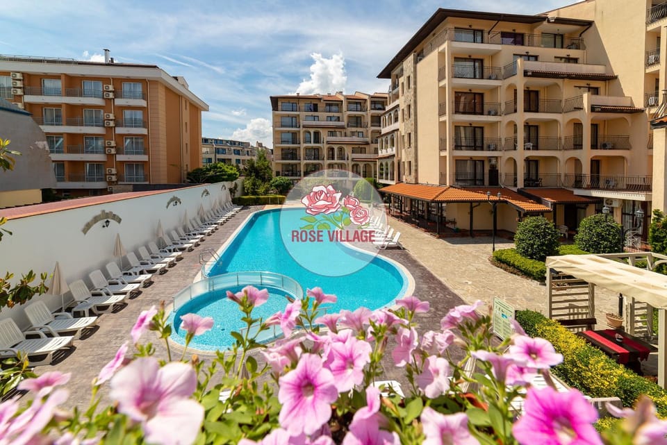 Property building, Spring, Day, Pool view, Swimming pool, sunbed