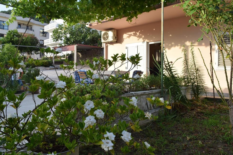 Facade/entrance, Garden, Balcony/Terrace