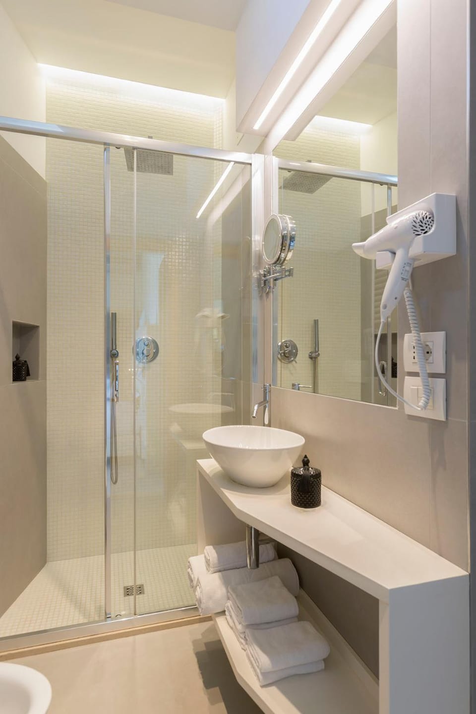 Shower, Toilet, Bathroom, bidet, towels