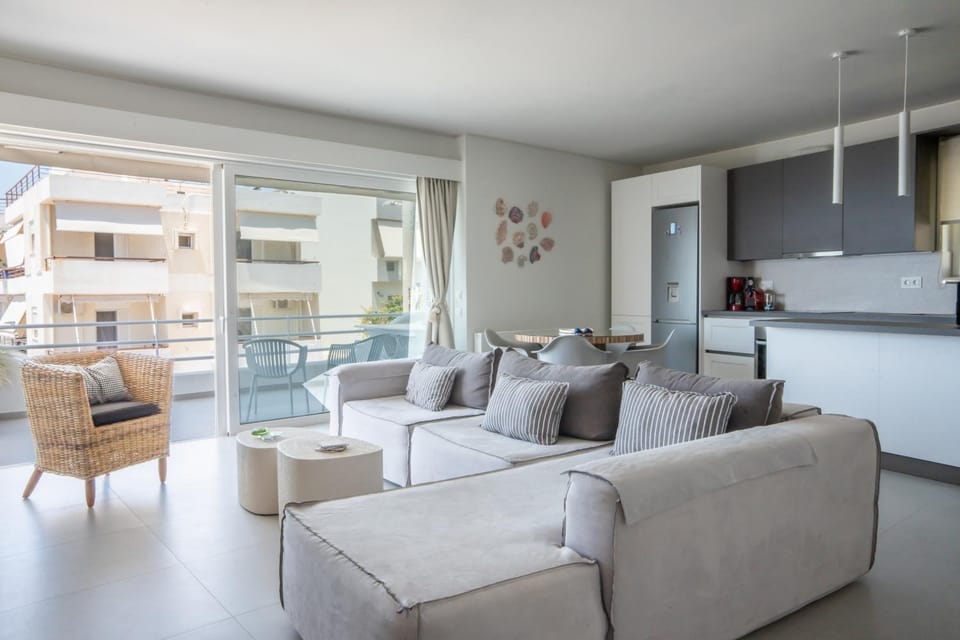 Kitchen or kitchenette, Seating area, Dining area