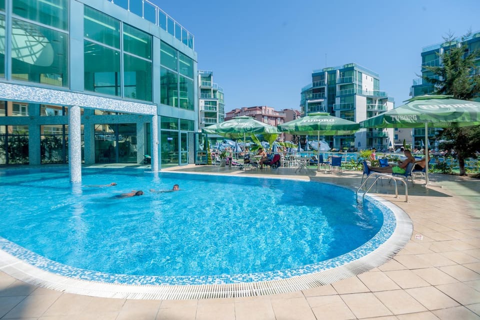 Property building, Swimming pool, sunbed