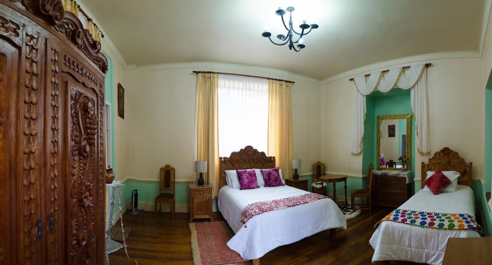 Photo of the whole room, Decorative detail