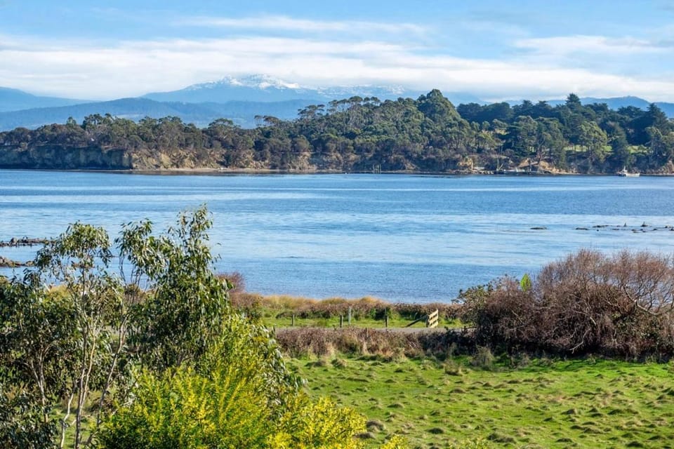 Bruny Island Escapes and Hotel Bruny Campground/ 
RV Resort in South Bruny