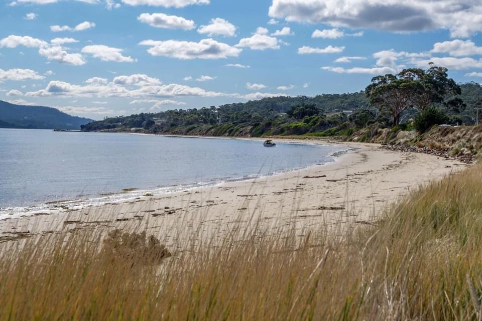 Bruny Island Escapes and Hotel Bruny Campground/ 
RV Resort in South Bruny