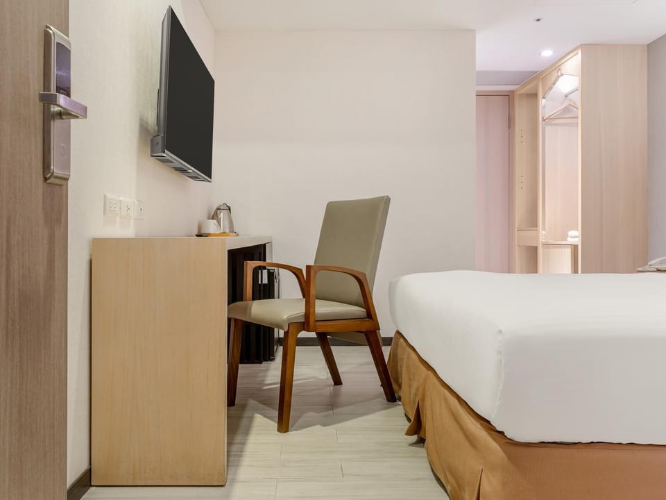 Bed, TV and multimedia, Bedroom