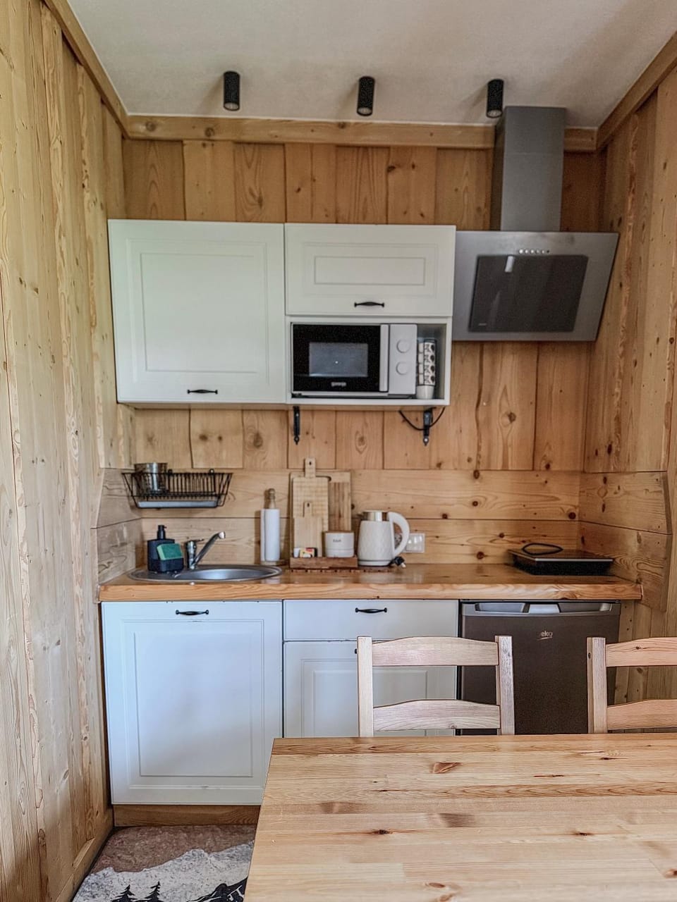 Kitchen or kitchenette, Dining area, stove