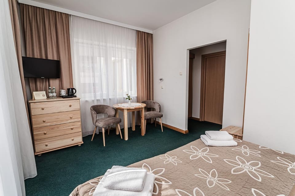 Bed, TV and multimedia, Coffee/tea facilities, Photo of the whole room, Seating area