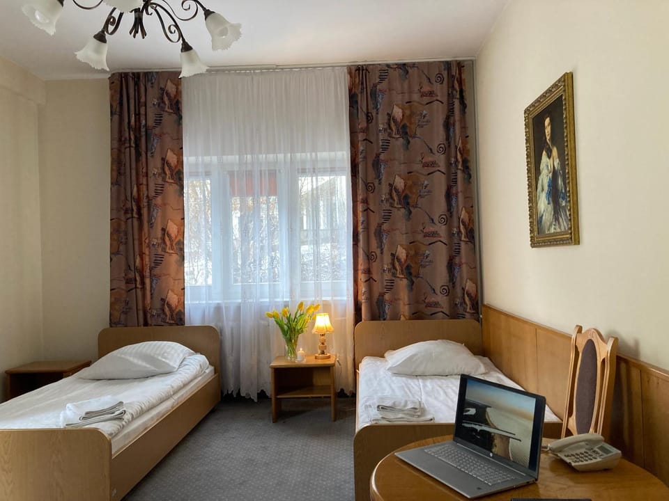 Bed, TV and multimedia, View (from property/room), Photo of the whole room, Decorative detail, Seating area, Bedroom, City view, Area and facilities, hair dresser, towels