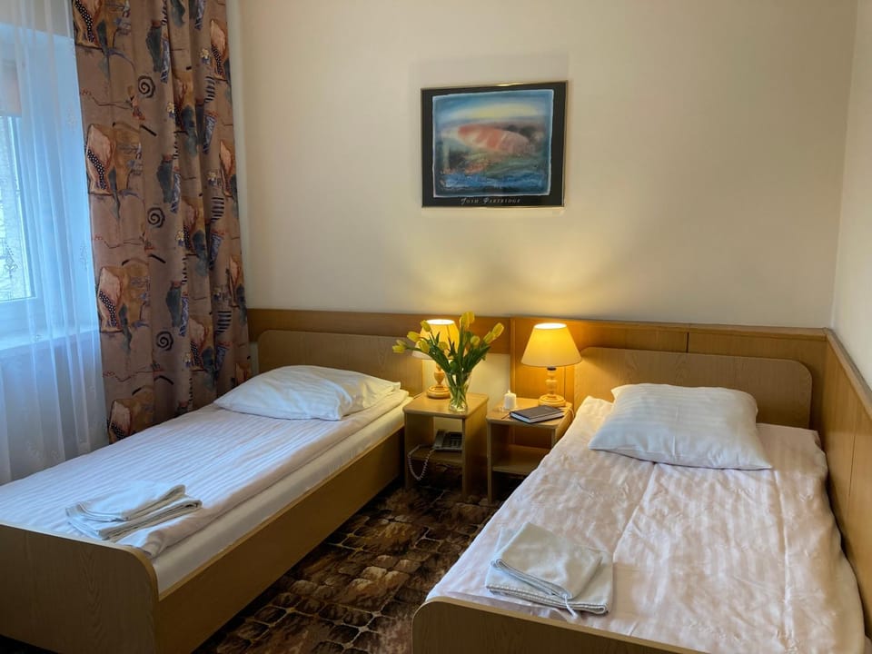 Bed, Photo of the whole room, Decorative detail, Bedroom, Area and facilities, internet, locker, towels
