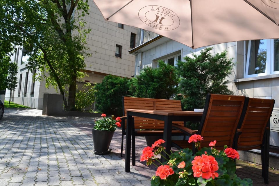 Property building, Spring, Day, Property logo or sign, Garden, Seating area, Logo/Certificate/Sign, Garden view, Area and facilities