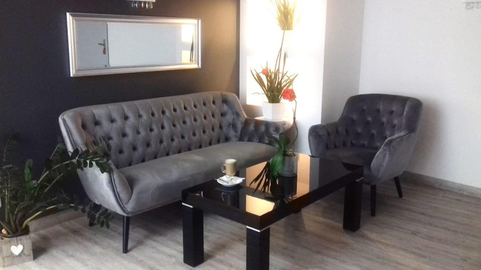 Staff, Lobby or reception, Decorative detail, Seating area, Guests