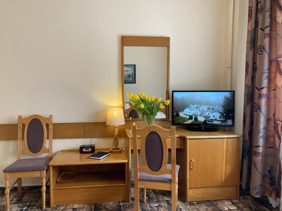 TV and multimedia, View (from property/room), Photo of the whole room, Decorative detail, Seating area, hair dresser, microwave