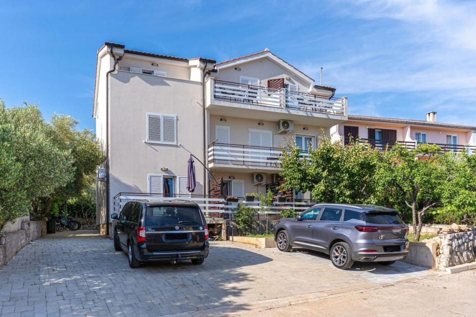 Property building, Facade/entrance, Off site