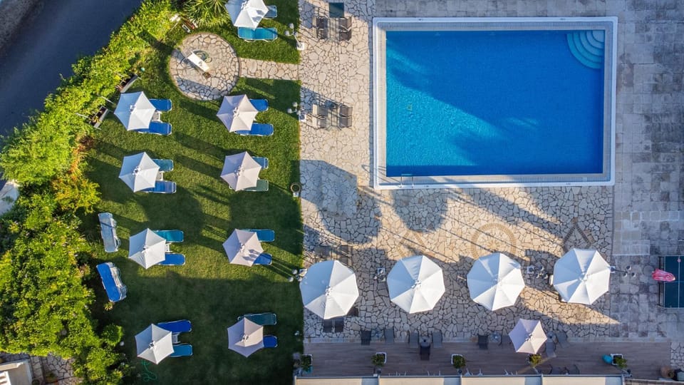 Property building, Patio, Restaurant/places to eat, Day, Bird's eye view, Pool view, Swimming pool, sunbed