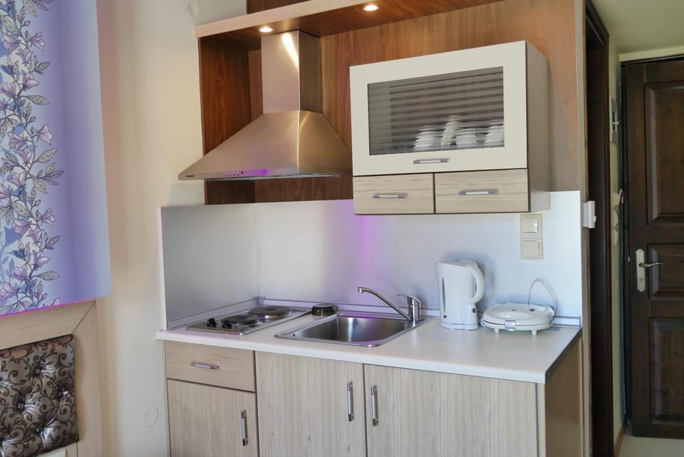 Coffee/tea facilities, Kitchen or kitchenette, Dining area