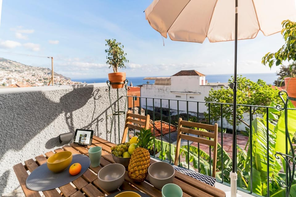 View (from property/room), Balcony/Terrace, Dining area, City view, Landmark view, Mountain view, Sea view