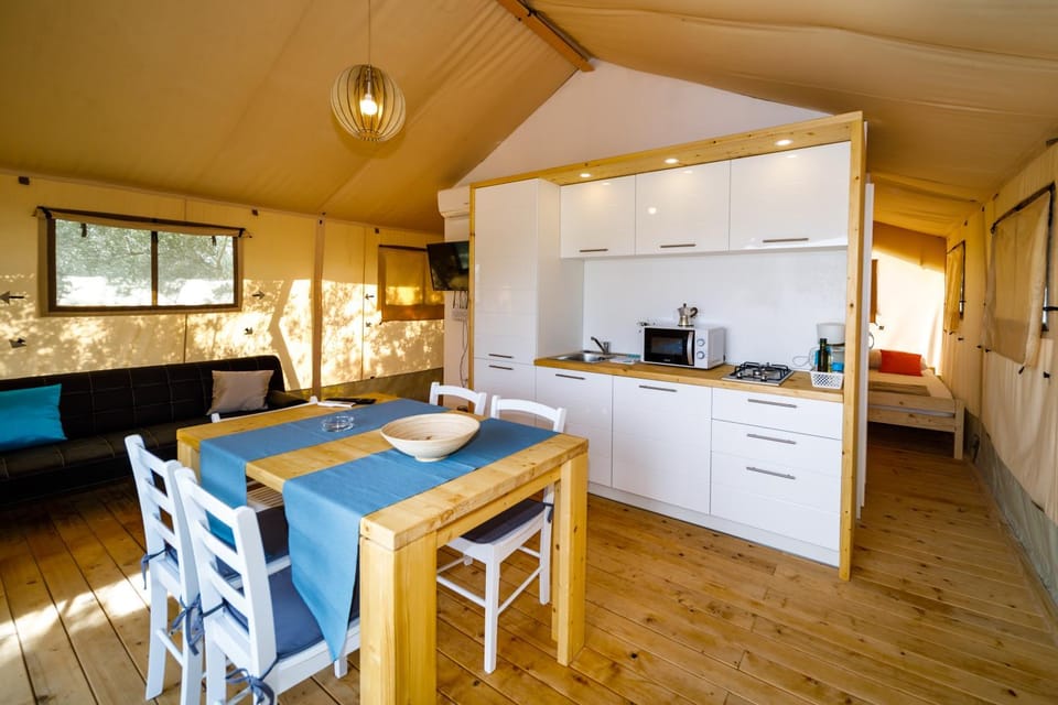 Coffee/tea facilities, Kitchen or kitchenette, Living room, Dining area