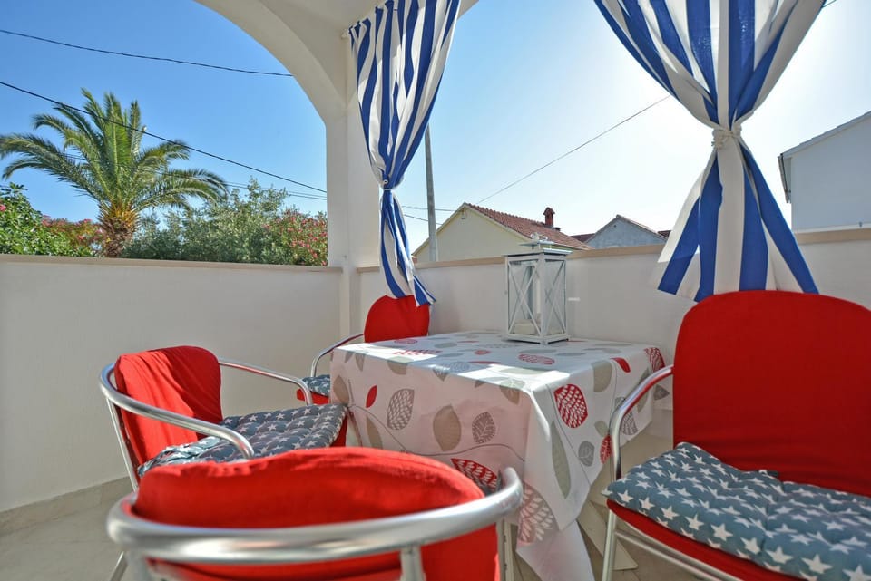 Day, Balcony/Terrace, Seating area, Dining area