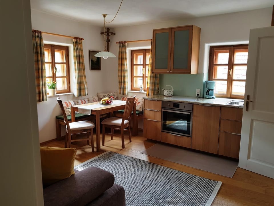 Coffee/tea facilities, Kitchen or kitchenette, Dining area
