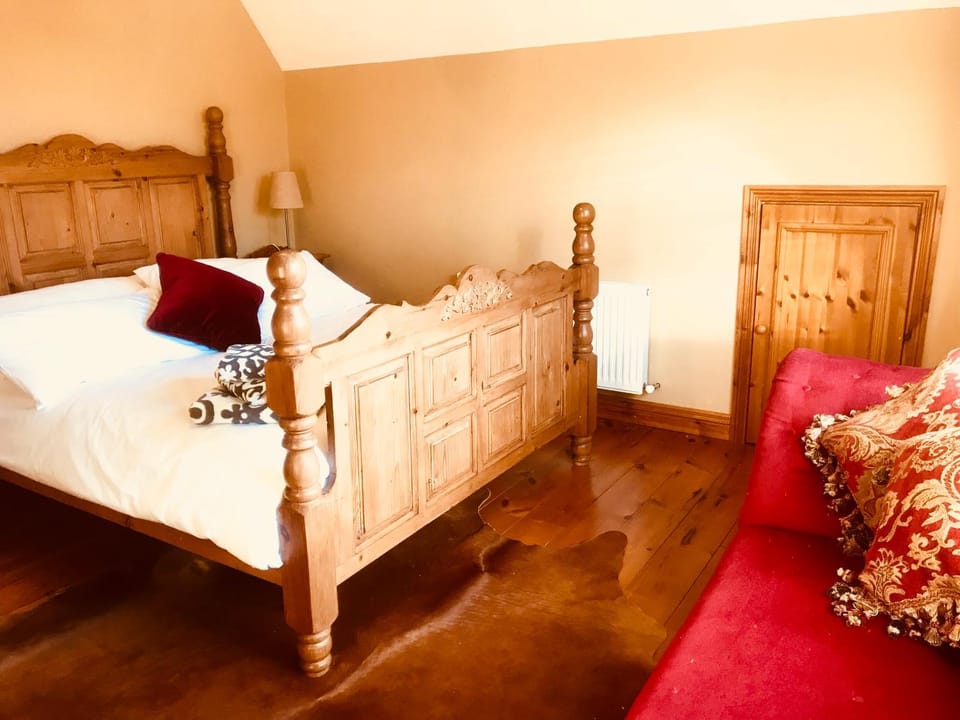 Restaurant/places to eat, Bed, Neighbourhood, Natural landscape, Beach, Bedroom, Garden view, Mountain view, Supermarket/grocery shop, Shopping Area